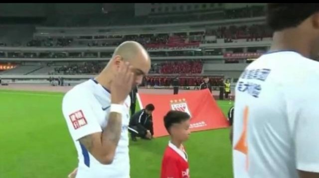 Diego Tardelli từng phạm lỗi tương tự. Ảnh: Twitter Trung Quốc, sao Ngoại hạng Anh, arnautovic, quốc ca trung quốc, LĐBĐ trung quốc, cfa, arnautovic trung quốc