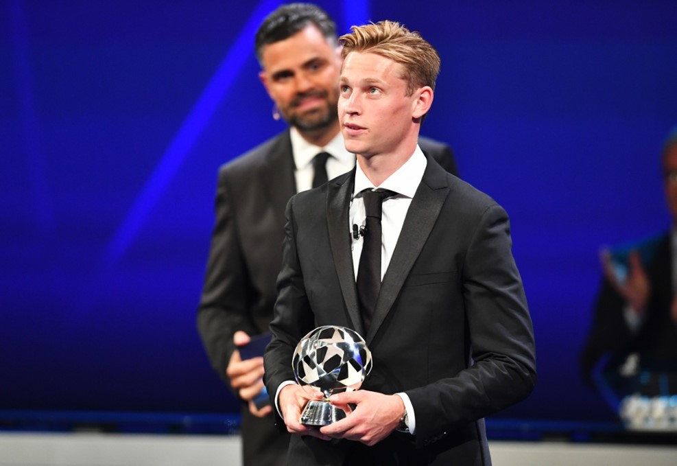 De Jong đoạt danh hiệu tiền vệ hay nhất C1 mùa trước. Ảnh: UEFA champions league, c1, cúp c1, bốc thăm champions league, bốc thăm c1, uefa, cầu thủ xuất sắc nhất c1,