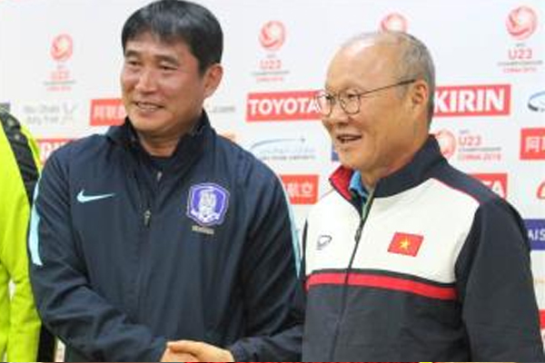 HLV Kim Bong-gil (trái) đã có những tác động tâm lý giúp U23 Hàn Quốc lội ngược dòng HLV Kim Bong-gil (trái) đã có những tác động tâm lý giúp U23 Hàn Quốc lội ngược dòng