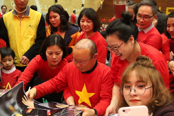 HLV Park trong buổi giao lưu tại Hàn Quốc HLV Park trong buổi giao lưu tại Hàn Quốc