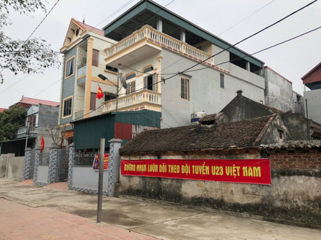 Những băng rôn cổ vũ U23 Việt Nam vẫn còn được giữ nguyên trước của nhà Quang Hải Những băng rôn cổ vũ U23 Việt Nam vẫn còn được giữ nguyên trước của nhà Quang Hải
