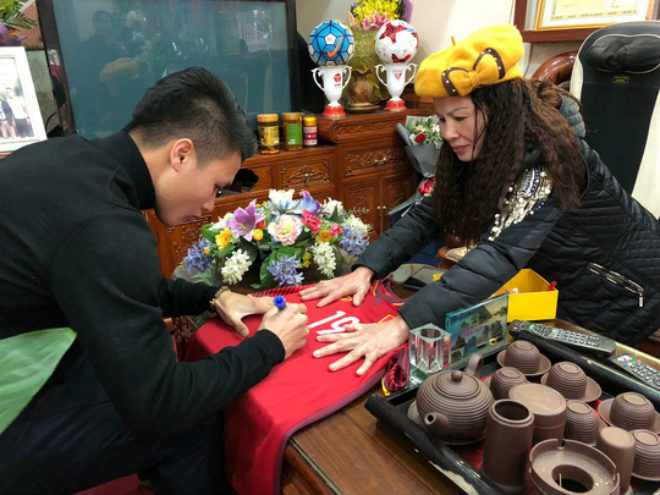 Mẹ con Quang Hải ký tặng người hâm mộ Mẹ con Quang Hải ký tặng người hâm mộ