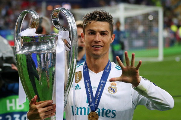 Ronaldo ăn mừng bên cúp vô địch Champions League chung kết c1, real vô địch c1, ronaldo, tương lai ronaldo, real madrid