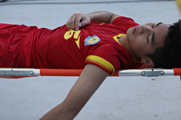 Trung Đạo bất tình sau cú va chạm U17 Viettel 3-1 U17 SLNA, U17 quốc gia, U17 Viettel vô địch