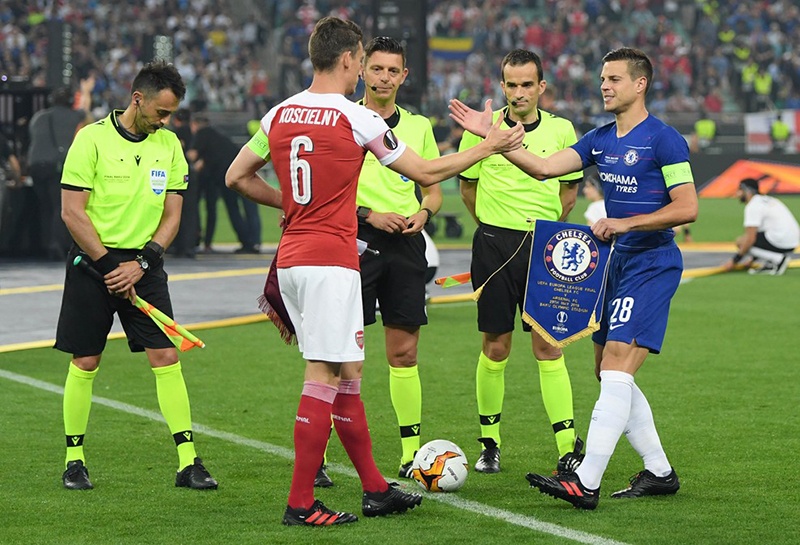 Đội trưởng của Arsenal và Chelsea làm thủ tục trước khi trận đấu bắt đầu kết quả Europa League, kết quả Chung kết C2, Chelsea 4-1 Arsenal, ket qua ck c2, Arsenal, Chelsea