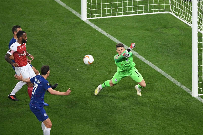 Thủ thành Kepa đối mặt với những cú dứt điểm đến từ các chân sút Arsenal kết quả Europa League, kết quả Chung kết C2, Chelsea 4-1 Arsenal, ket qua ck c2, Arsenal, Chelsea