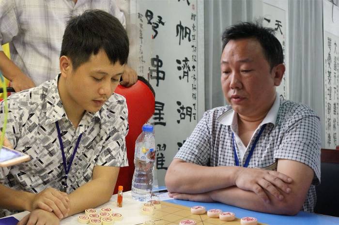 Đặng Hữu Trang (trái) so tài với Lưu Tông Trạch cờ tướng Việt-Trung
