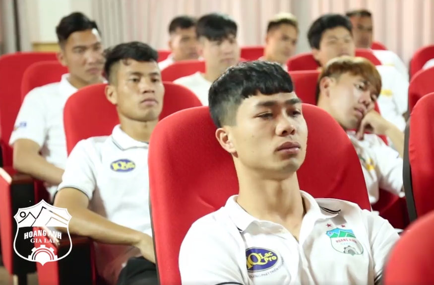 Công Phượng nghiêm túc nghe giảng Công Phượng, HAGL, Tuấn Anh, tin hot bóng đá