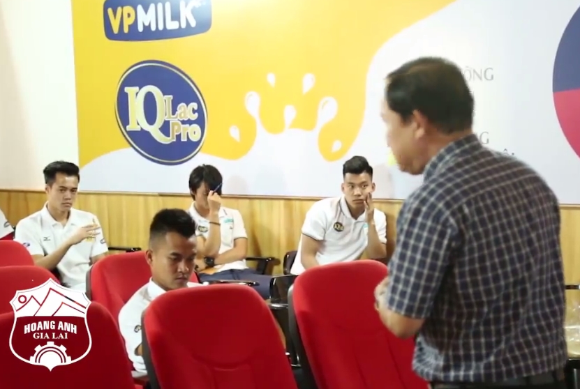 Các cầu thủ HAGL nghe thầy Trịnh Hữu Lộc phân tích về bóng đá Công Phượng, HAGL, Tuấn Anh, tin hot bóng đá