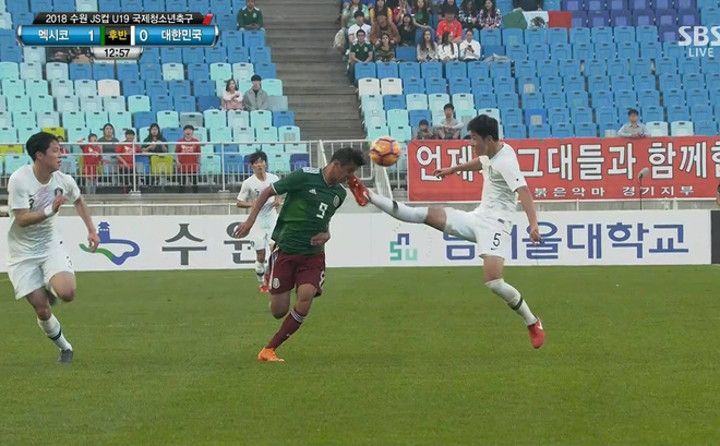 Cận cảnh pha vào bóng thô bạo của cầu thủ U19 Hàn Quốc Suwon JS Cup