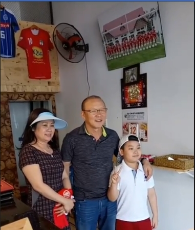 HLV Park giao lưu với NHM Pleiku