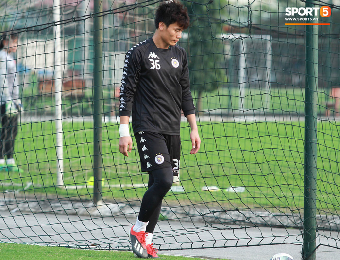 Bùi Tiến Dũng dính chấn thương cổ tay (Ảnh: Sport5)
