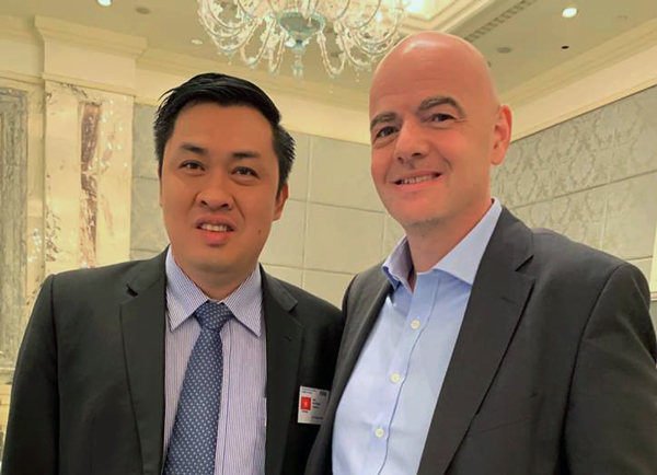 Phó chủ tịch VFF Cao Văn Chóng gặp gỡ Chủ tịch FIFA Gianni Infantino tại Hội nghị. (Ảnh: VFF)