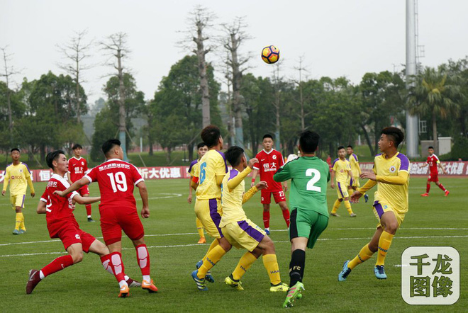 U17 Hà Nội (áo vàng) đánh bại đội chủ nhà Quảng Châu
