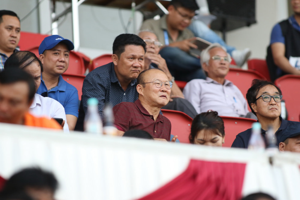 HLV Park Hang Seo và trợ lý có mặt ở sân Hòa Xuân (ảnh: SLNA)