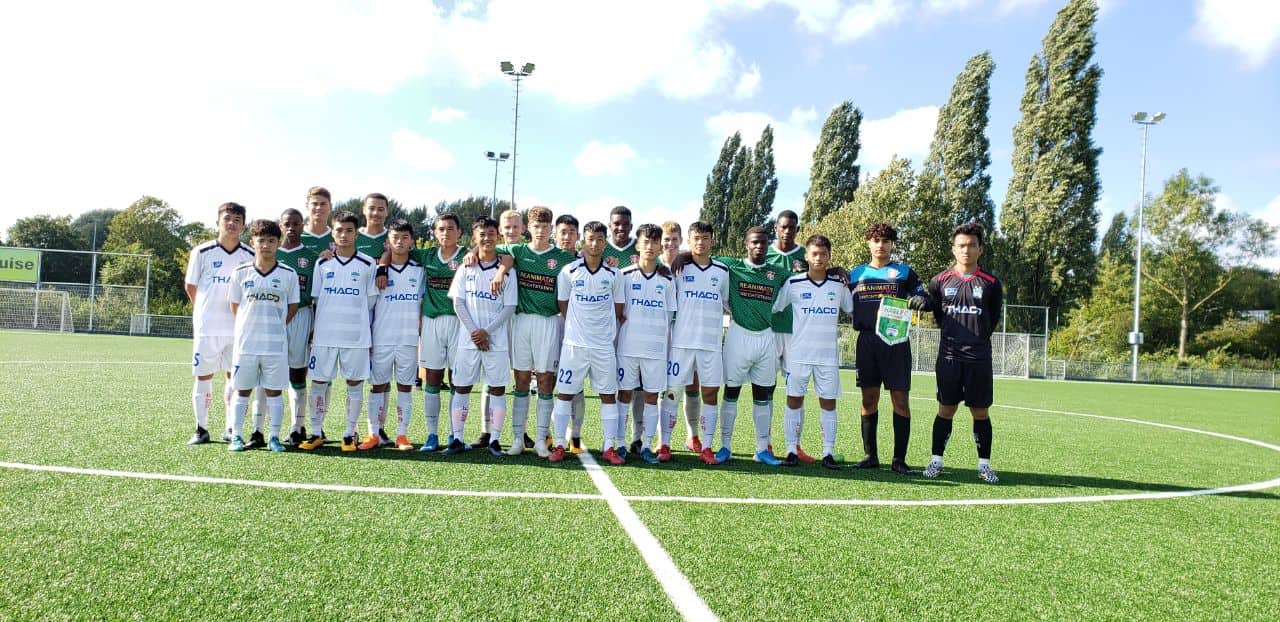Các cầu thủ trẻ HAGL chụp ảnh cùng U17 FC Dordrecht (ảnh: HAGL)