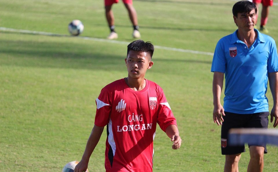 Duy Thắng trong màu áo Long An FC. duy thang hagl
