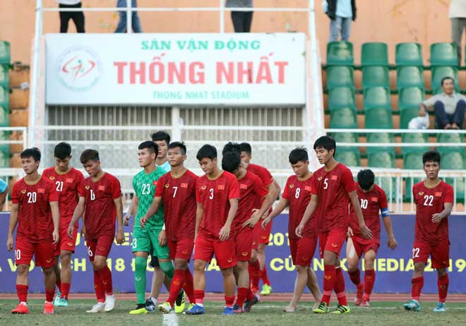 HLV Hoàng Anh Tuấn khẳng định lứa U18 năm 2019 rất vô kỷ luật. u18 viet nam 1-2 u18 campuchia