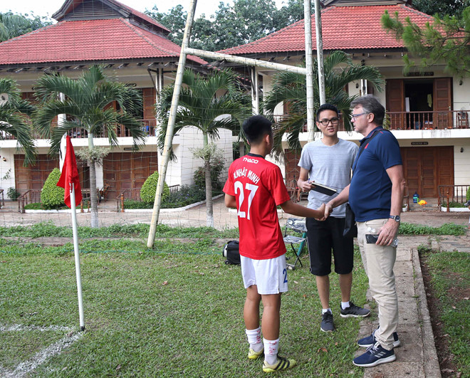 HLV Troussier trao đổi riêng với Nhật Minh của U19 HAGL (Ảnh: Thanh Niên) khoa 4 hagl jmg