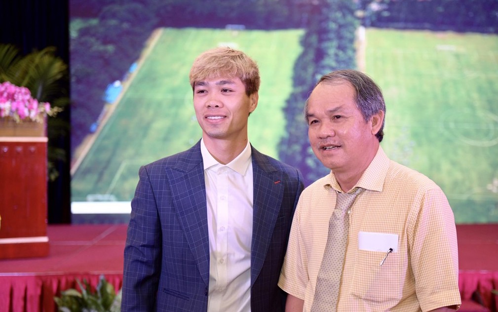 Bầu Đức đồng ý để Công Phượng tiếp tục đá cho CLB TP.HCM. bau duc cong phuong