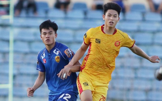 Hình ảnh: Tân binh từ Hà Nội  giúp Quảng Nam thắng Thanh Hoá, Phan Văn Đức ghi bàn mang 3 điểm cho SLNA số 2