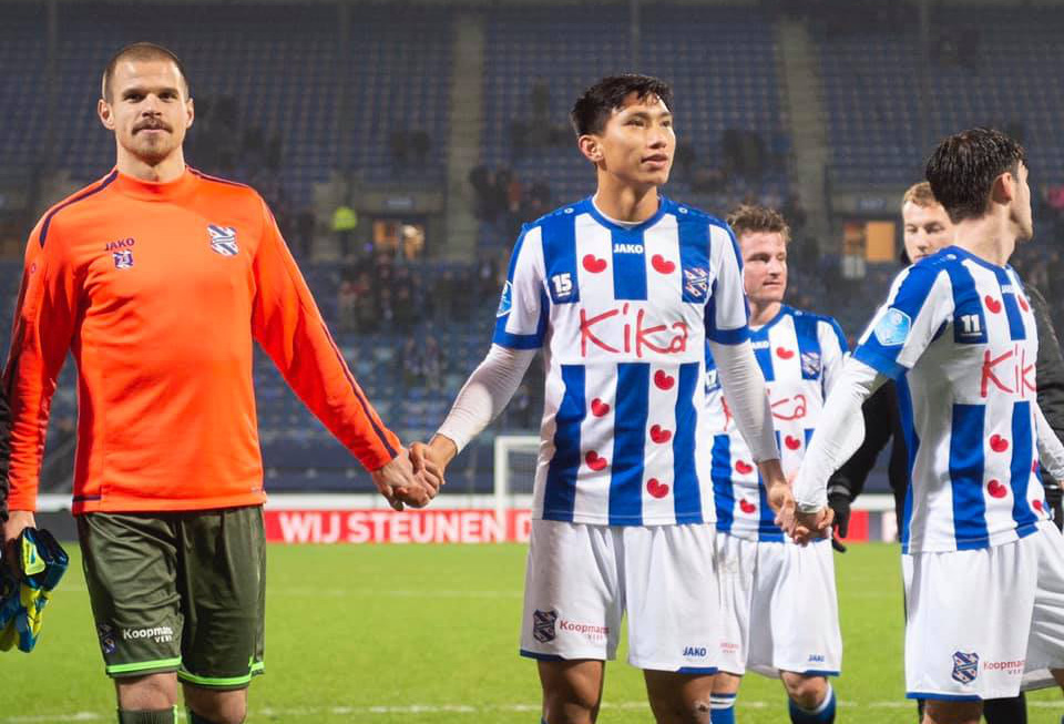 CĐV Heerenveen muốn Văn Hậu được ở lại. tuong lai Van hau tai heerenveen