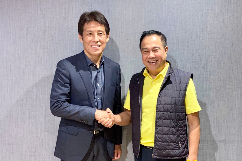 Mr. Nishino shakes hand with FAT president.