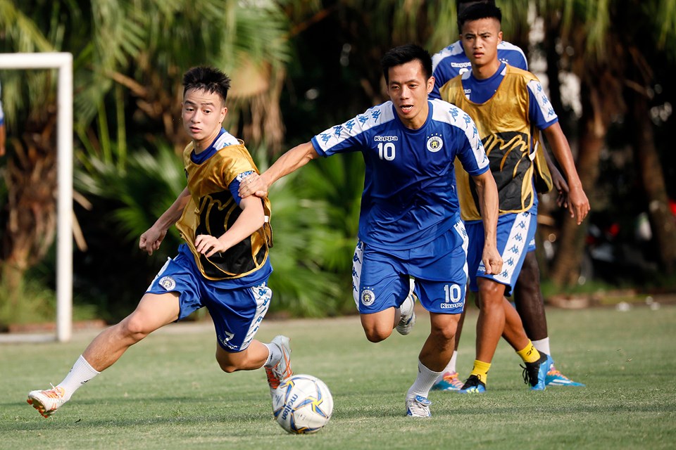 Van Quyet and his teammates practice for the second leg.