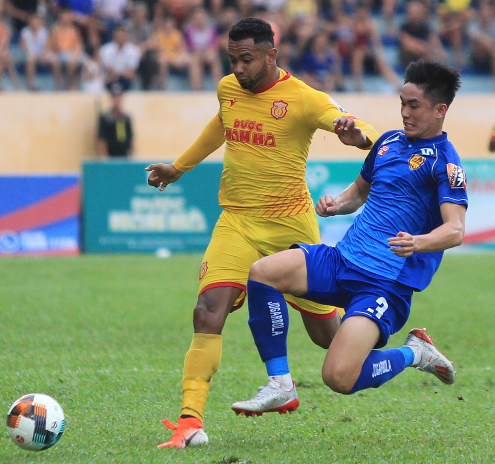 Quang Nam’s Huynh Tan Sinh will be absent for his 3 yellow cards (Photo: VPF)