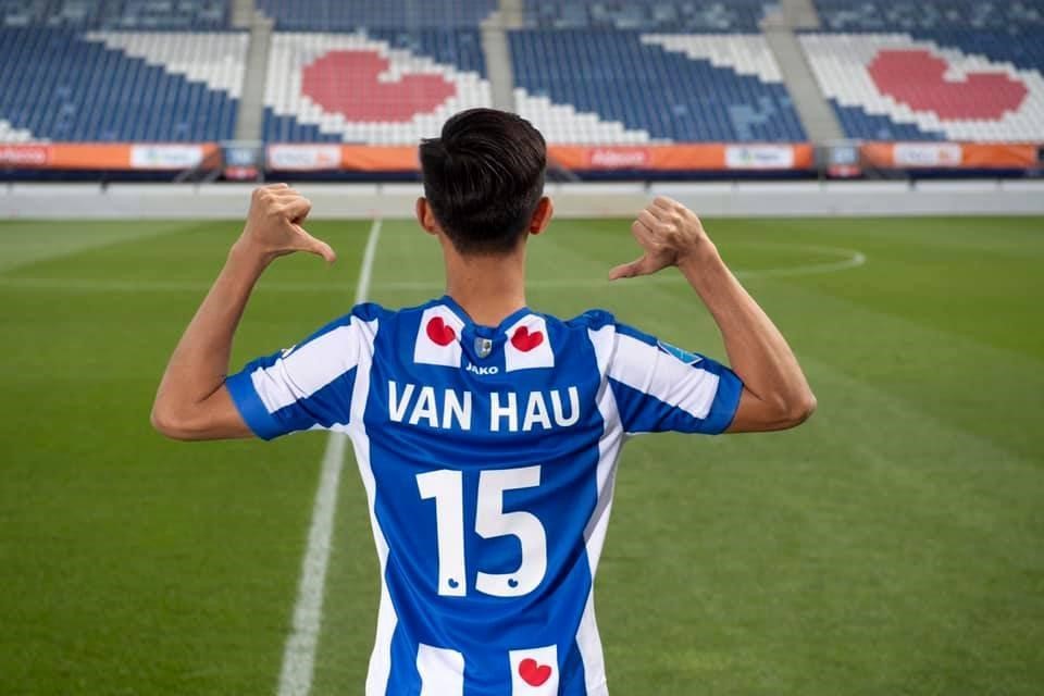 Left-back Van Hau will wear shirt No 15 at heerenveen