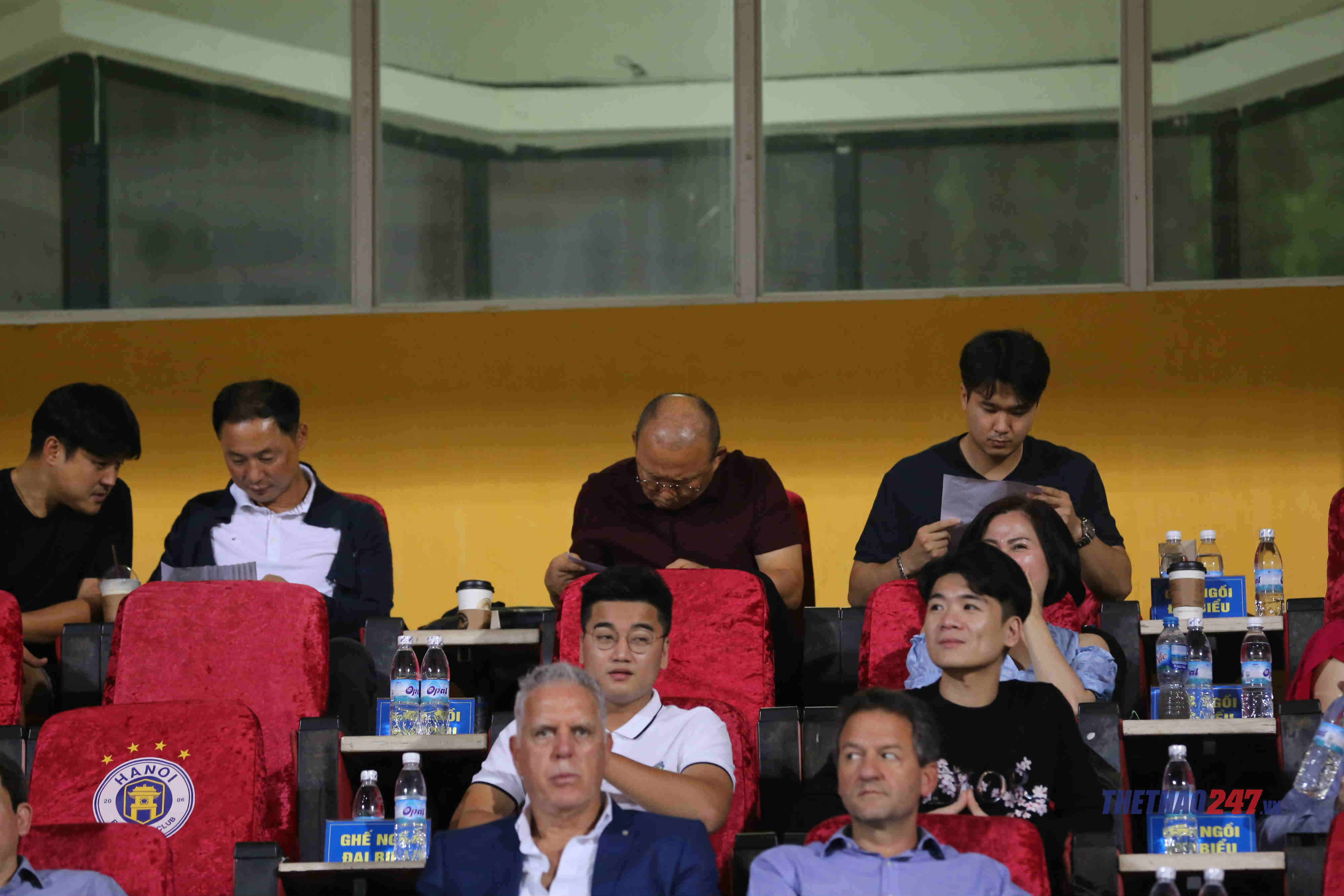 Park Hang-seo scouts national players in Hanoi vs Ho Chi Minh match