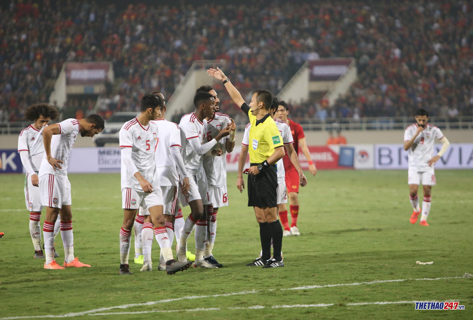 UAE player was drawn a red card in the Vietnam vs UAE match 