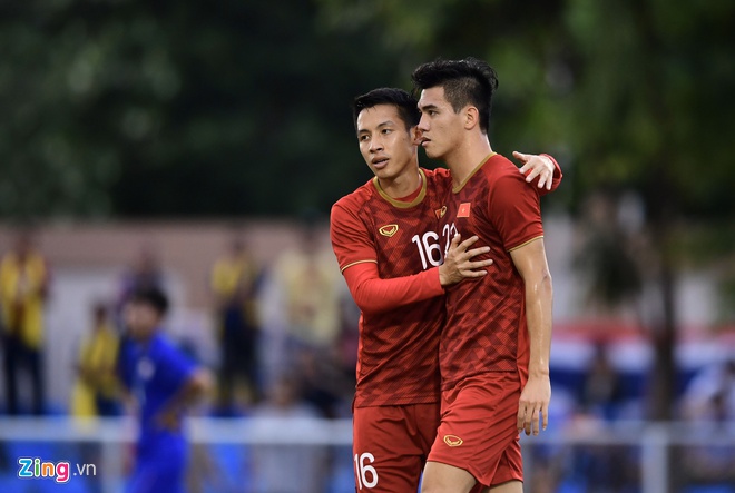Tien Lính's brace plays an important role in Vietnam's advancement to the semi-finals of SEA Games 30th (Photo: Zing)
