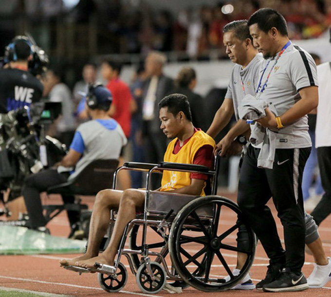 Dimas had to use a wheelchair to get to the podium to receive silver medal. Photo: Bongdaplus
