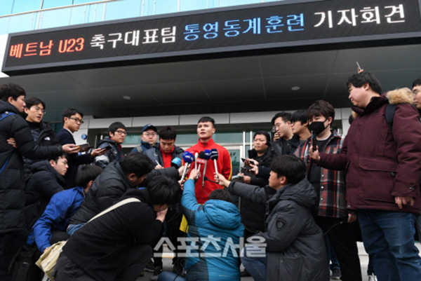 Nguyen Quang Hai speaking with Korean media on December 17