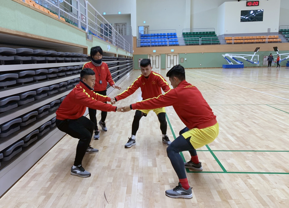 The injured players practice under the guidance of Dr. Choi. Photo: VFF.