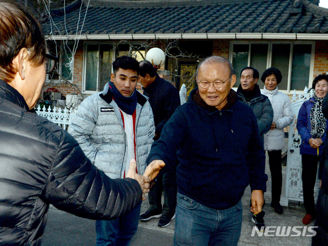Coach Park Hang Seo greeted the people of Sancheong. (photo: Newsis)