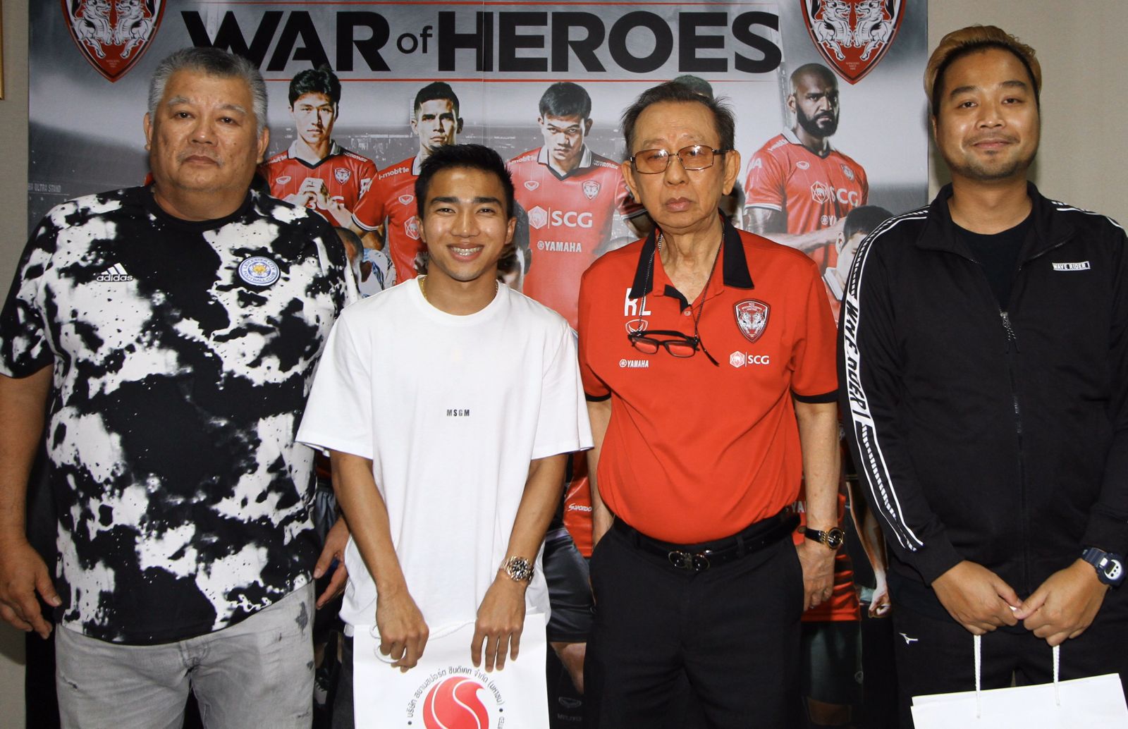 Chanathip and Muangthong United representatives.