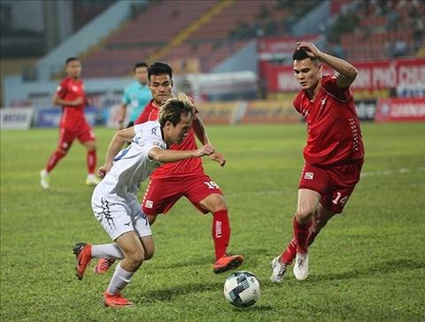 Adriano Schmidt: Cầu thủ Việt kiều đang gây sốt tại V-League Adriano Schmidt tranh bóng với Văn Toàn