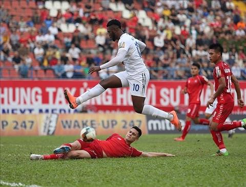 Adriano Schmidt: Cầu thủ Việt kiều đang gây sốt tại V-League Pha xoạc bóng của Adriano Schmidt
