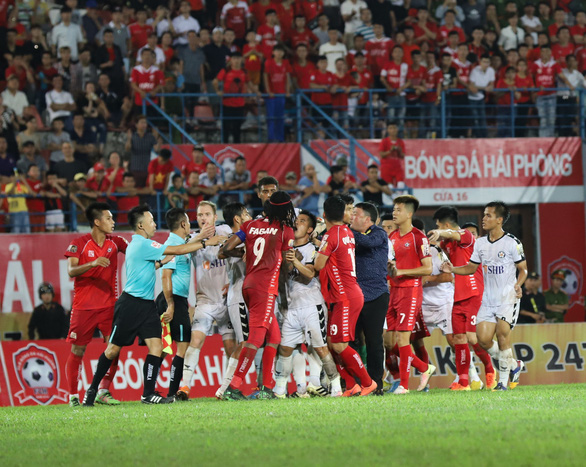 Hình ảnh xấu xí trong cuộc đọ sức giữa Hải Phòng và SHB Đà Nẵng V-League 2019, King's Cup, Park Hang Seo, vòng loại World Cup 2022, Van Toan