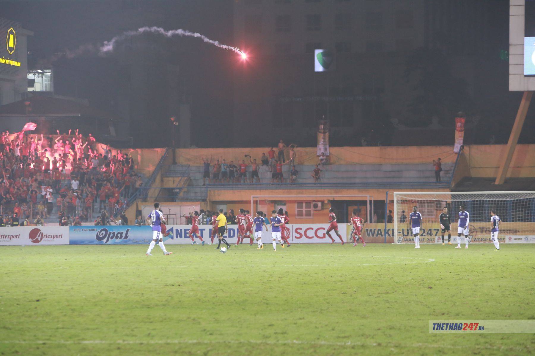 Án phạt có thể lên tới 70 triệu đồng. Ảnh: Ngọc Bảo SVĐ Hàng Đẫy, Viettel vs SLNA, Viettel, CĐV đốt pháo sáng