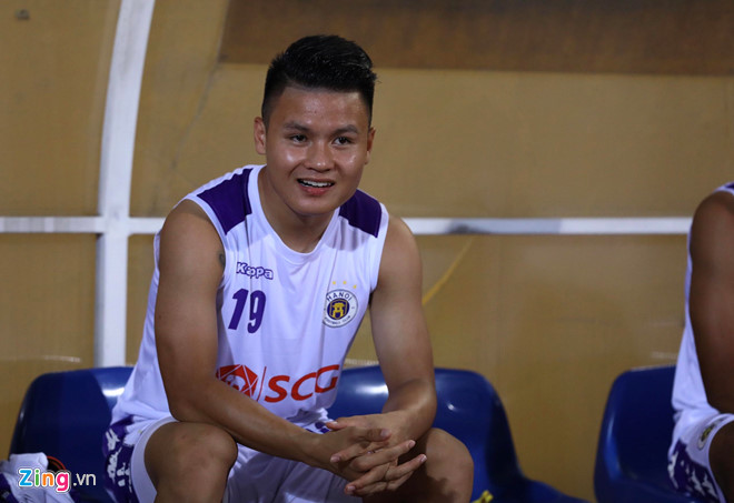 Quang Hải ngồi dự bị vì bị cúm. Ảnh: Zing Hà Nội vs Sài Gòn, vòng 13 v-league 2019, hà nội 2-0 sài gòn, quang hải chấn thương, quang hải dự bị