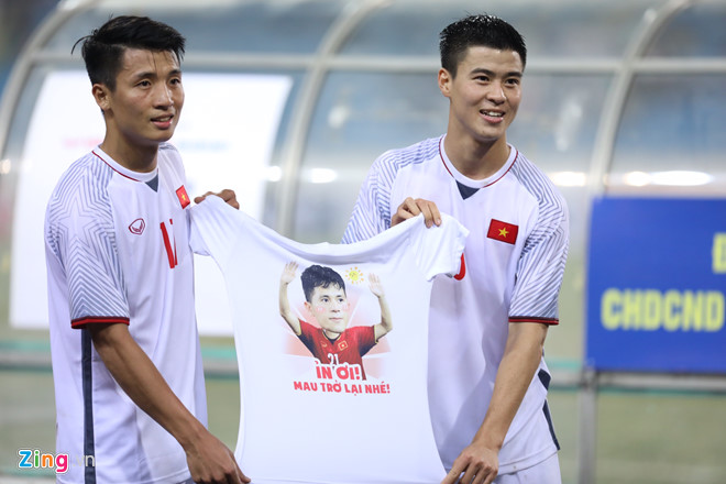 Duy Mạnh và Tiến Dũng gửi lời chúc đến Đình Trọng. Ảnh: Zing Đình Trọng chấn thương, Duy Mạnh và Đình Trọng, Duy Mạnh đá cặp với ai, Duy Mạnh đá cặp Đình Trọng