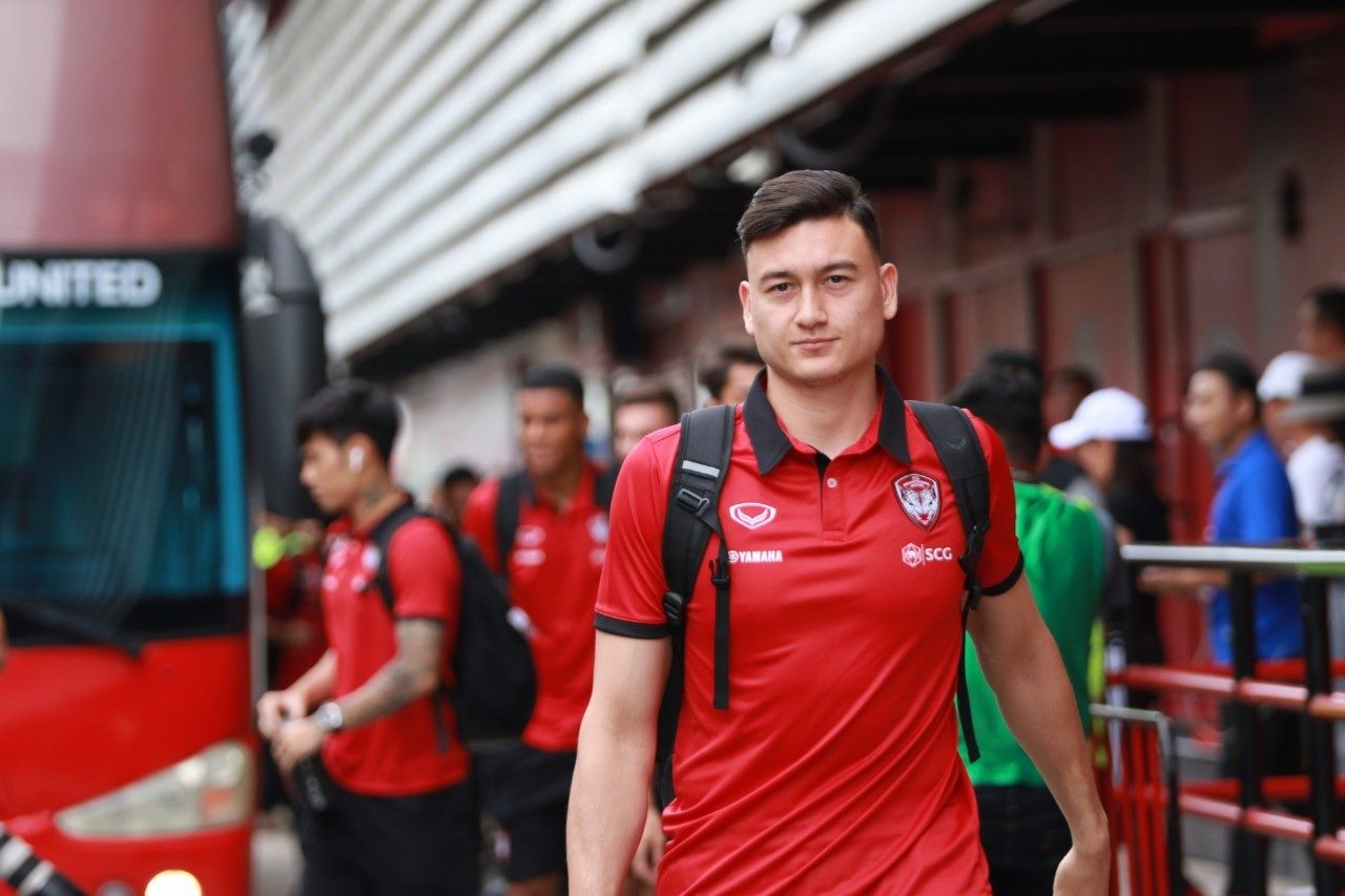 Đặng Văn Lâm và các cầu thủ Muangthong United đã di chuyển đến sân Trực tiếp Muangthong vs Bangkok United, trực tiếp muangthong united, trực tiếp thai league, trực tiếp đặng văn lâm