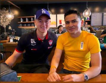 Đặng Văn Lâm chụp ảnh chung với Kiatisak Đặng Văn Lâm, Văn Lâm Muangthong, Muangthong United, Thai League, dang van lam, kiatisak, zico thái