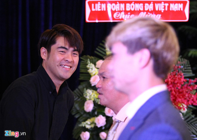 Ông Lee Dong Jun trong buổi lễ Công Phượng ký hợp đồng với CLB Sint-Truiden. Ảnh: Zing công phượng sang bỉ, công phượng và xuân trường, công ty đại diện cho công phượng và xuân trường