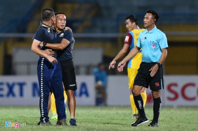 HLV Chu Đình Nghiêm tỏ ra không hài lòng với các quyết định của trọng tài. Ảnh: Zing Hà Nội vs Khánh Hoà, vòng 15 V-League 2019, kết quả hà nội vs khánh hoà, hlv chu đình nghiêm, hà nội fc