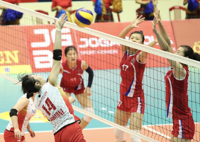 Trận đấu giữa NEC Red Rockets và đội tuyển Triều Tiên diễn ra vô cùng căng thẳng. Hai đội kéo nhau vào tới set thứ 5 và giành từng điểm số vô cùng quyết liệt. thu hoài, kim liên, vtv cup 2019, giải bóng chuyền nữ quốc tế vtv cup 2019, bóng chuyền hôm nay