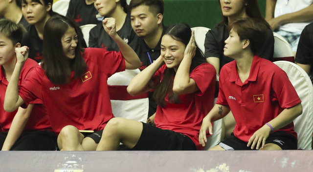 Kiều Trinh tỏ ra vô cùng đắc ý khi Thu Hoài thua cuộc và bị Kim Liên xử phạt thu hoài, kim liên, vtv cup 2019, giải bóng chuyền nữ quốc tế vtv cup 2019, bóng chuyền hôm nay